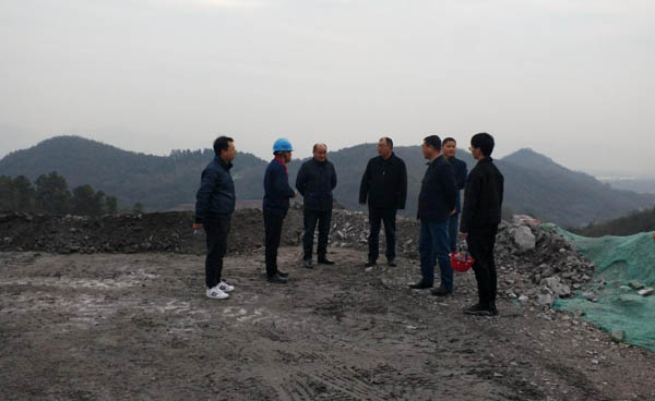 集團(tuán)公司黨委副書記、總經(jīng)理龔華東到矸石項(xiàng)目部視察 