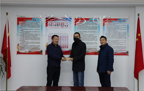 集團(tuán)公司黨委委員、副總經(jīng)理胡新付到公司走訪慰問